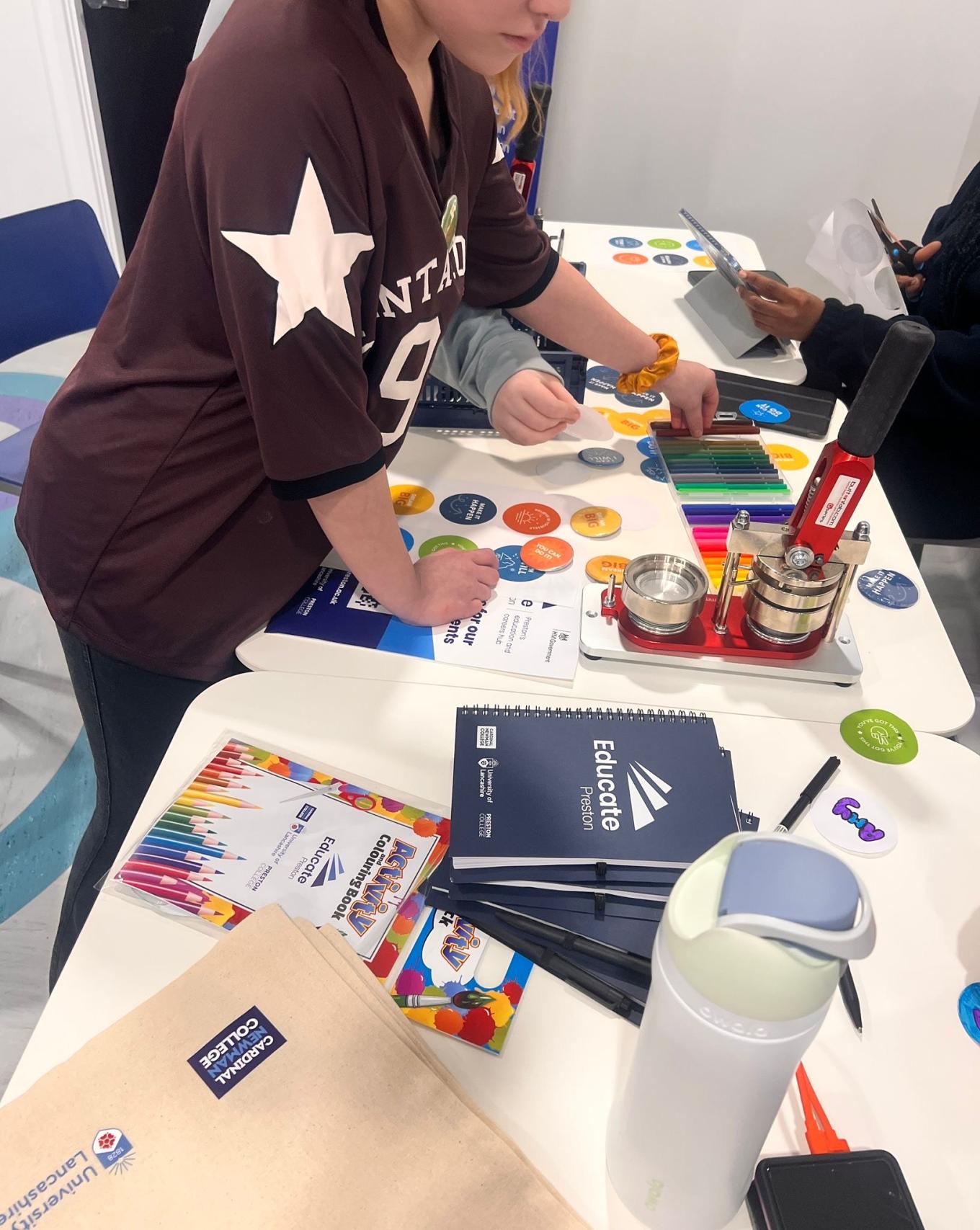 210126foxtonbadgemaking3